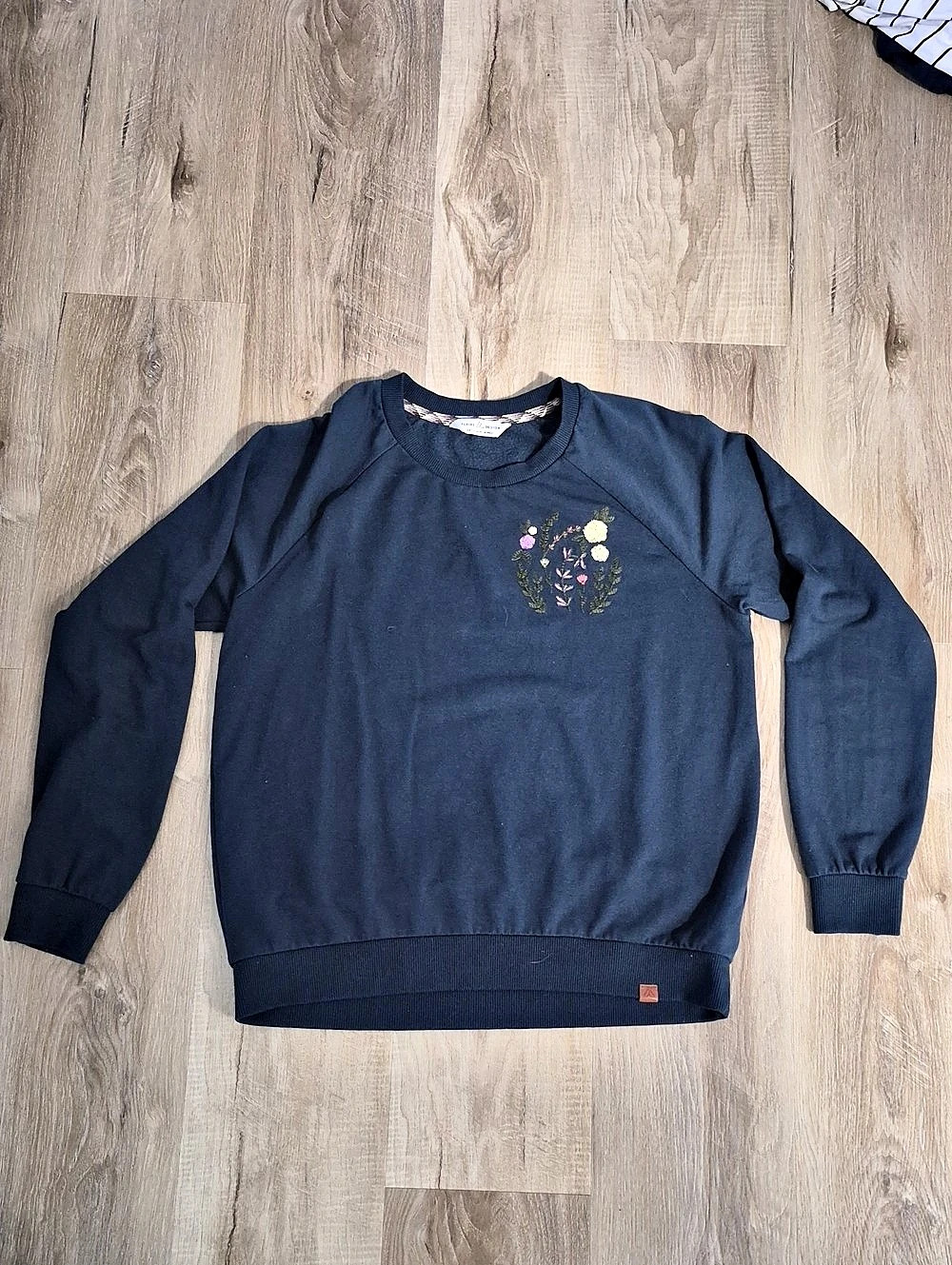 Alpine Design Women's Sweatshirt Floral Embroidered